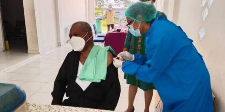 Bupati Jayapura Orang Pertama Divaksin Covid-19 Sinovac-BioTech