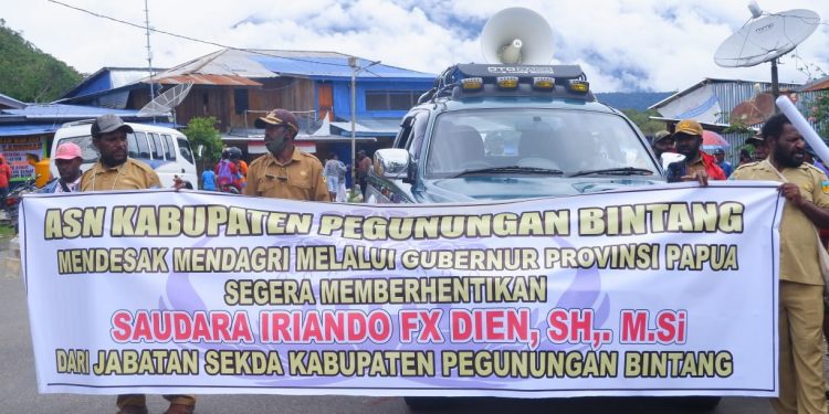 Ribuan ASN Pemda Pegubin Demo Desak Gubernur Papua Segera Memberhentikan Sekda IRIANDO F.X Dien SH,M.Si