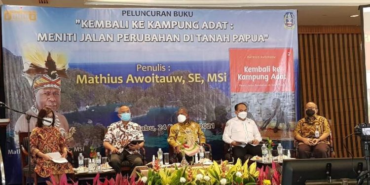 Launching Buku, Bupati Mathius Awoitauw Harap Kebijakan Nasional Untuk Percepatan Pembangunan Papua