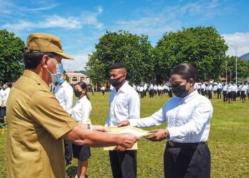 Bupati Tony Tesar Serahkan SK 270 CPNS Formasi 2018