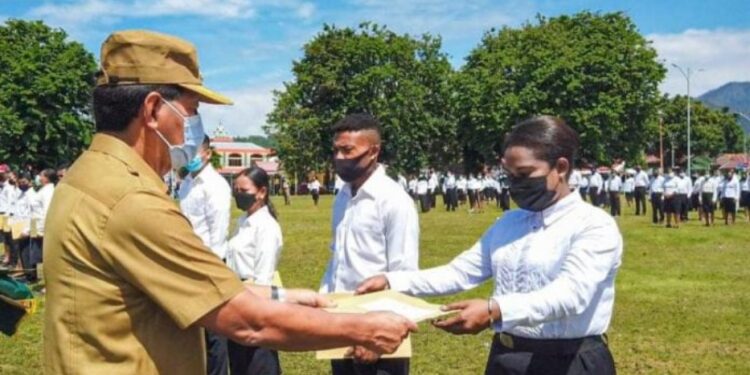 Bupati Tony Tesar Serahkan SK 270 CPNS Formasi 2018