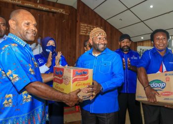 Demokrat Papua Berbagi Kasih di  STAKIN dan STT Baptis