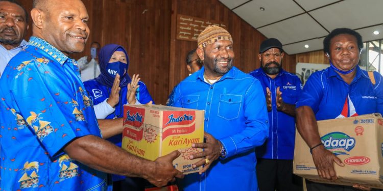 Demokrat Papua Berbagi Kasih di  STAKIN dan STT Baptis