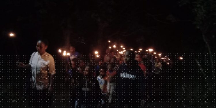 Jemaat GKI Sion Paryem Sambut Fajar Paskah Dengan Pawai Obor, Nyalakan Mercun dan Api Unggun