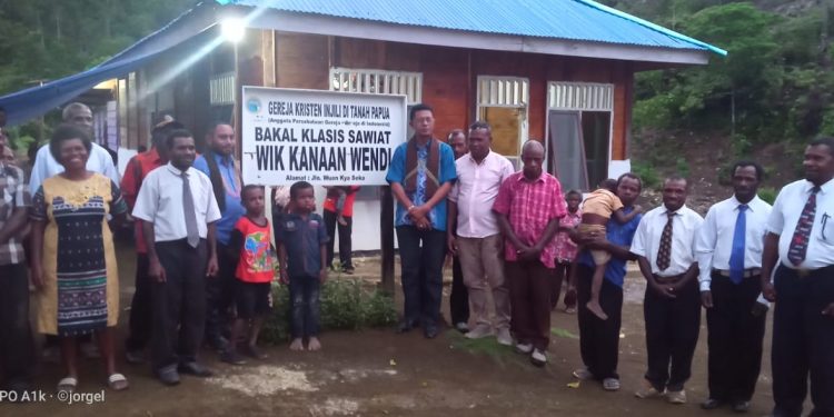 Umat GKI Bakal Klasis  Sawiat  Antusias Sambut Kunjungan BP Am Sinode GKI Di Tanah Papua