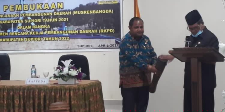 Bupati Jules Warikar Minta Semua OPD Prioritaskan Program Sesuai Visi Misi Bupati dan Wabup Terpilih