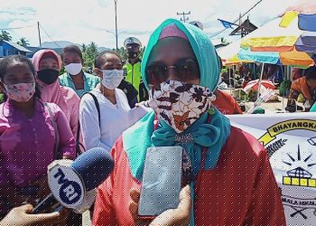 Maknai Hari Kartini, Bhayangkari Kabupaten Supiori Lakukan Aksi Bagi Masker dan Bunga