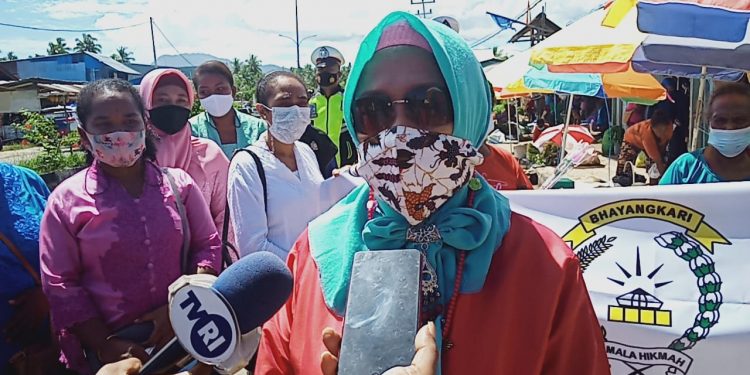 Maknai Hari Kartini, Bhayangkari Kabupaten Supiori Lakukan Aksi Bagi Masker dan Bunga