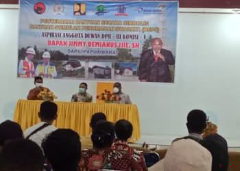 Jimmy Ijie Serahkan Simbolis Nomor Rekening Bank Papua Kepada Warga Sorsel Penerima BSPS