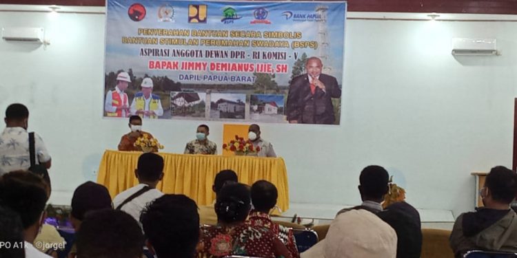 Jimmy Ijie Serahkan Simbolis Nomor Rekening Bank Papua Kepada Warga Sorsel Penerima BSPS