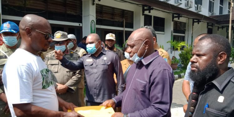 Massa Demo Desak DPRD Bentuk Pansus LHP BPK Terkait Temuan Penyalahgunaan Dana Banjir Bandang