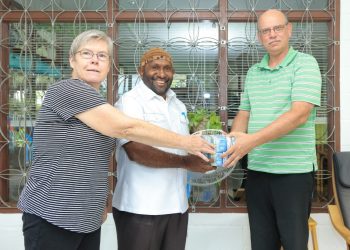 Bupati RHP Bantu 100 Juta Dukung Misonaris Dick Kroneman, Menyelesaian Terjemahan Alkitab Bahasa Una Langda