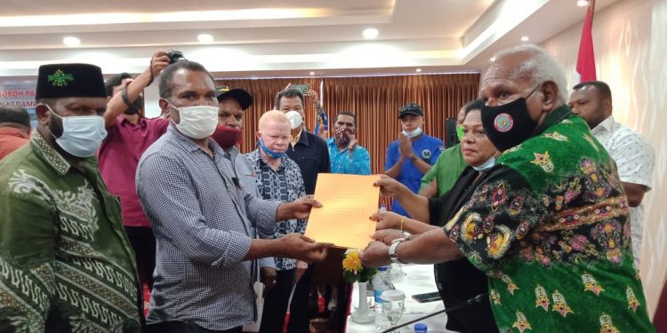 Reses ke-II, Anggota MRP Dorlince Mehue Jaring  Aspirasi