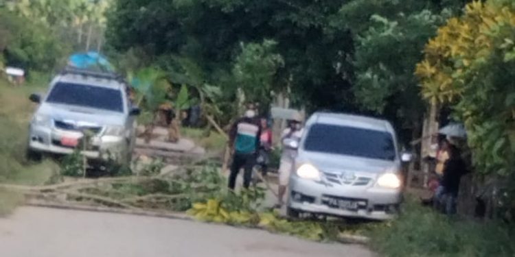 Bertahun-tahun Jalan Rusak Tak Diperbaiki, Ratusan Warga Protes dan Blokade Jalan