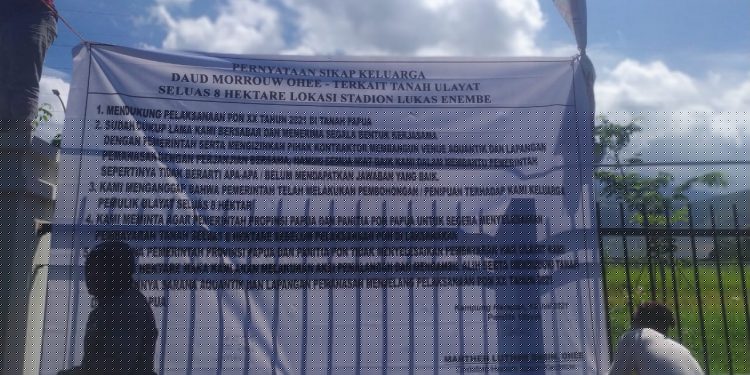 Datang Dengan Putusan Pengadilan Nomor: 26/PDT/1993/PT. Irja dan Nomor: 48/PDT/G/1992/PN. JPR. Warga Kembali Palang Stadion Lukas Enembe