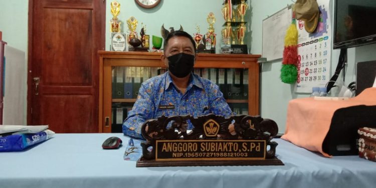Kepala  SMP Negeri 9 Jayapura,  Anggoro Subiakto,  S. Pd :       “Ikuti Instruksi Wali Kota, Belajar Tatap Muka Ditunda”