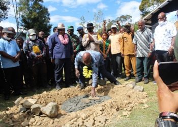 Presiden GIDI Pdt. Dorman Wandikbo Didampingi Bupati Usman G. Wanimbo Letakkan Batu Pertama Pembangunan  Aula Klasis Kanggime dan Toma