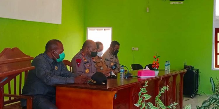 Bupati Mathius Awoitauw Dampingi Kapolda Papua Tinjau Lokasi Polsek Nimboran