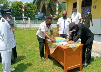 Lantik Kepala Kampung Umbron, Wabup Giri Titip Sukseskan Vaksinasi
