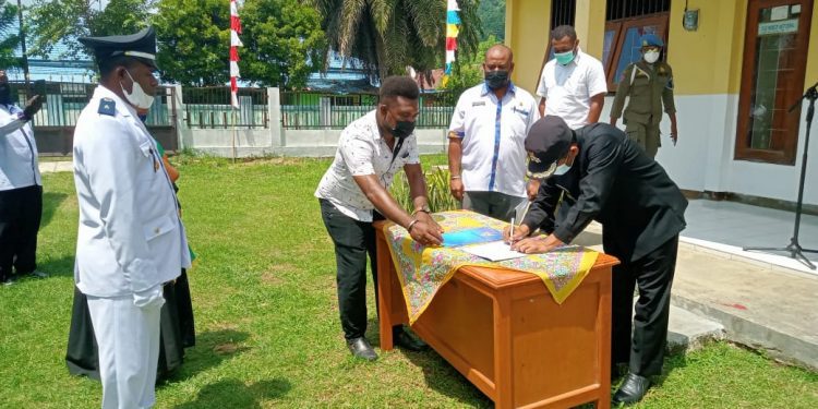 Lantik Kepala Kampung Umbron, Wabup Giri Titip Sukseskan Vaksinasi