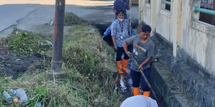 Menyambut HUT RI dan PON XX, DLH Kabupaten Jayapura Gelar Kerja Bakti Bersama