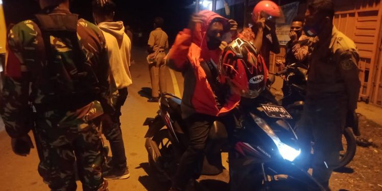 Petugas Gabungan Mulai Lakukan Penyekatan, PPKM Level 4 di Papua Dimulai