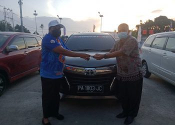 Ketua Harian Sub PB PON XX Klaster Kab. Jayapura, Hanna S. Hikoyabi Serahkan Bantuan Mobil Oprasional Kepada Empat Bidang