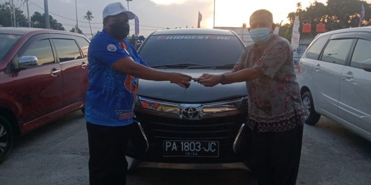 Ketua Harian Sub PB PON XX Klaster Kab. Jayapura, Hanna S. Hikoyabi Serahkan Bantuan Mobil Oprasional Kepada Empat Bidang