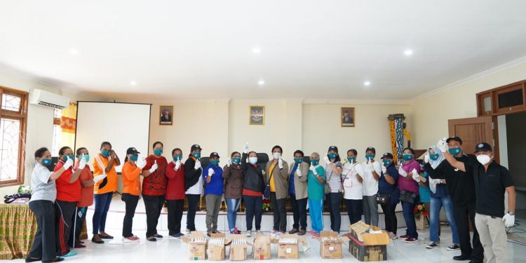 Peringati HUT Kemerdekaan RI Ke-76, TP PKK Kabupaten Supiori Lakukan Aksi Peduli Covid-19