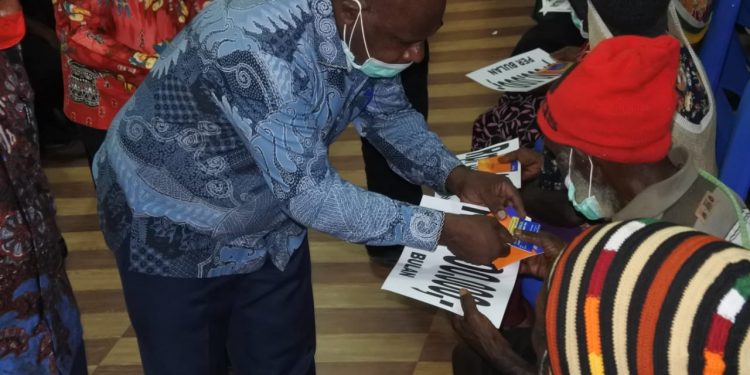Ketika Orang-Orang Tua di Kampung Tak Berdaya, Bupati Usman Wanimbo Tergerak Hatinya Memberikan Jaminan Sosial Hari Tua