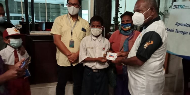 BRI Cabang Sentani Berikan Bantuan Dana Pendidikan, kepada 10 Anak Petugas Pasien Covid-19