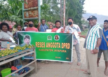 Disela-sela Reses II, Wagus Hidayat Beri Bantuan Modal Usaha kepada Mama-mama Penjual Pinang