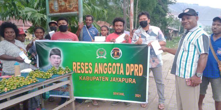 Disela-sela Reses II, Wagus Hidayat Beri Bantuan Modal Usaha kepada Mama-mama Penjual Pinang