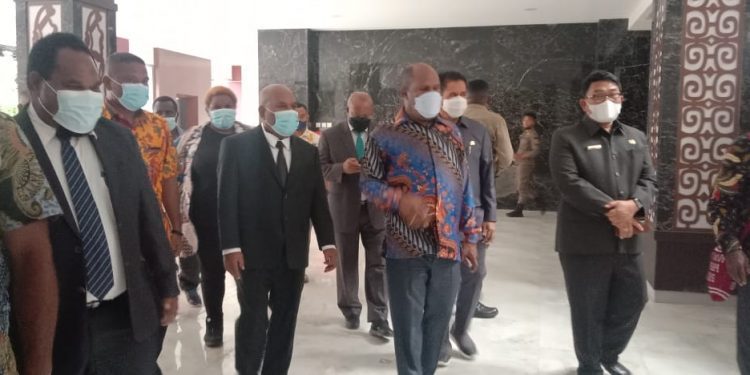 Gubernur  Resmikan Gedung  Sasana Krida Lukas  Enembe I