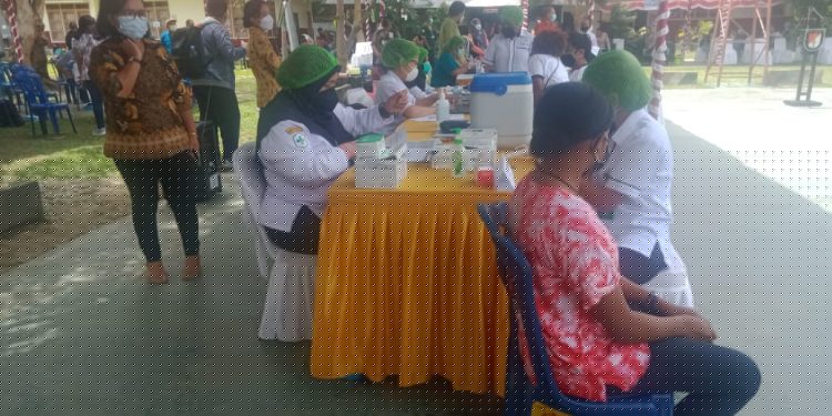 Tinjau Vaksinasi Massal di SD Lentera, Kapolri Ajak Masyarakat Papua untuk Lakukan Vaksin
