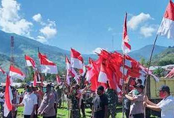 Jajaran Pemkab Bersama Polres dan Bhayangkari Tolikara Pasang Bendera Merah Putih di Kota Karubaga