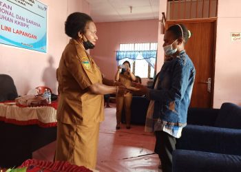 Dinas Pemberdayaan Perempuan Tolikara Memberikan Bantuan Uang Pembinaan 10 Juta, bagi Dua Kelompok yang Aktif Jalankan Alat Kontrasepsi