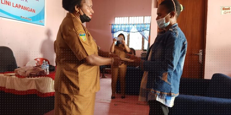 Dinas Pemberdayaan Perempuan Tolikara Memberikan Bantuan Uang Pembinaan 10 Juta, bagi Dua Kelompok yang Aktif Jalankan Alat Kontrasepsi