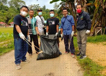 Edukasi Warga Soal Sampah Plastik, Lintas Komunitas di Supiori Gelar Bersih-bersih Jalan Pariem-Sawarkar