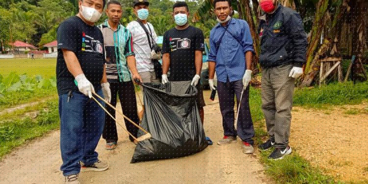 Edukasi Warga Soal Sampah Plastik, Lintas Komunitas di Supiori Gelar Bersih-bersih Jalan Pariem-Sawarkar