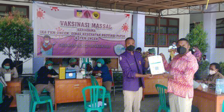 IKA FKM Uncen dan Dinkes Gelar Vaksinasi Masal