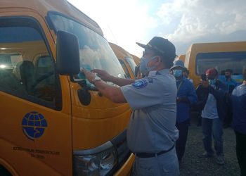 Jasa Raharja Cabang Papua dan Papua Barat Pasang Stiker SWDKLLJ pada Bus PON XX
