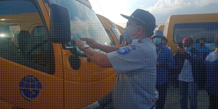 Jasa Raharja Cabang Papua dan Papua Barat Pasang Stiker SWDKLLJ pada Bus PON XX