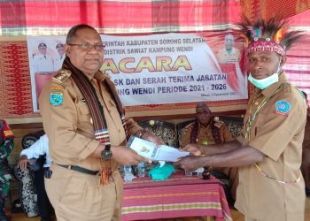 Bupati Sorsel Lantik Kepala Kampung Wendi dan Saksikan Sertijab