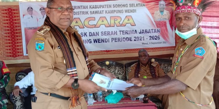 Bupati Sorsel Lantik Kepala Kampung Wendi dan Saksikan Sertijab