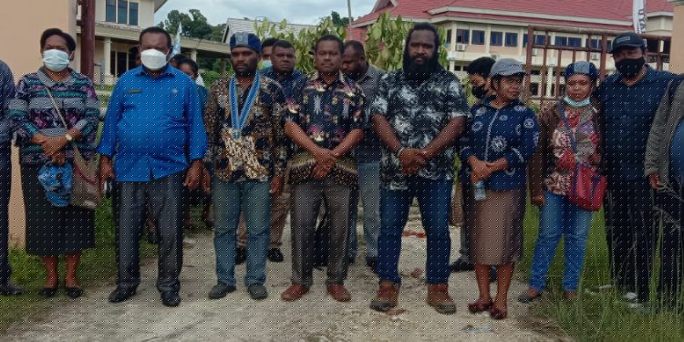 Akhirnya Palang Gerbang Pintu Kantor DPRD Sorsel  Dibuka