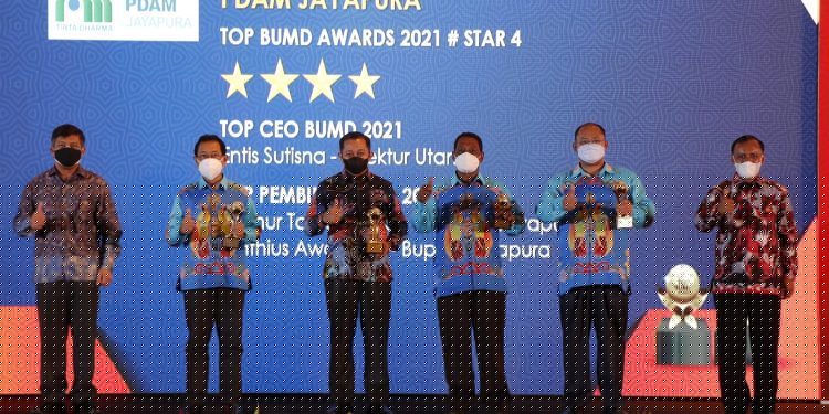 Bupati  Jayapura Mathius Awoitauw  Terima Penghargaan TOP BUMD Awards 2021