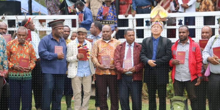 Lestarikan Budaya dan Bahasa,GIDI dan Denominasi Gereja Luncurkan Alkitab Bahasa Suku Walak