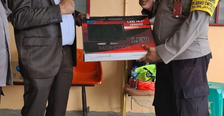 Haji Dayat Beri Bantuan kepada Kantor Polsek Kawasan Bandara Sentani