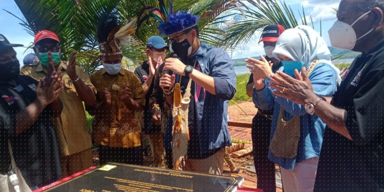 Sandiaga Uno Tiba di Kampung Yoboi Danau Sentani